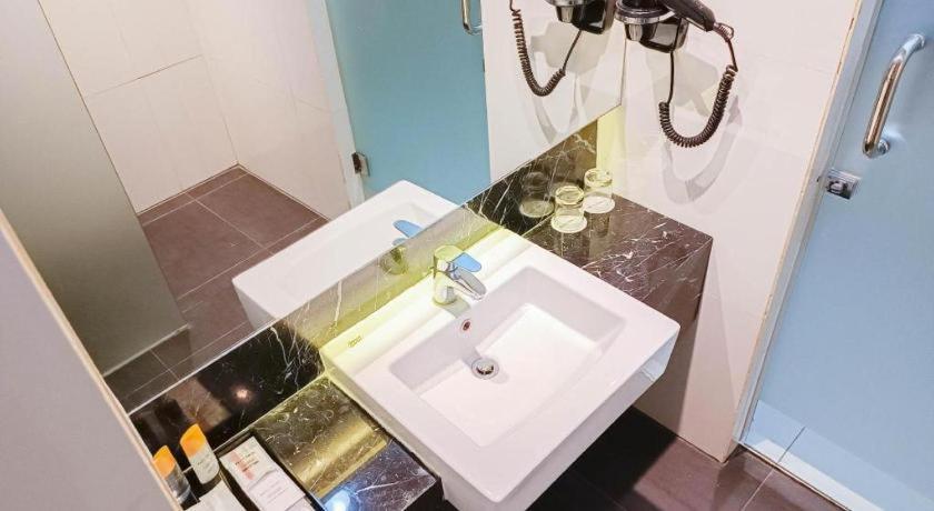 Brits Hotel Karawang Εξωτερικό φωτογραφία