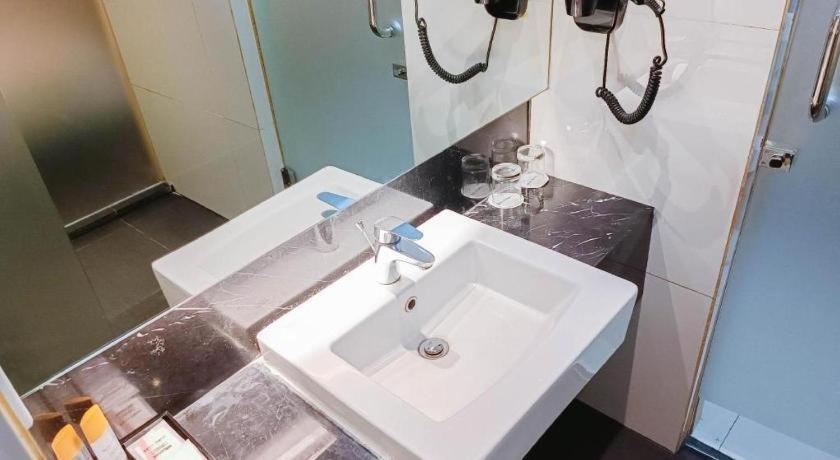 Brits Hotel Karawang Εξωτερικό φωτογραφία